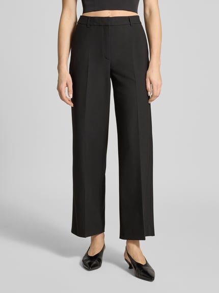 Frauenmodel trägt Wide Leg Stoffhose mit Bügelfalten von s.Oliver BLACK LABEL, Optik: Unifarben, Ganzkörperansicht von vorne.