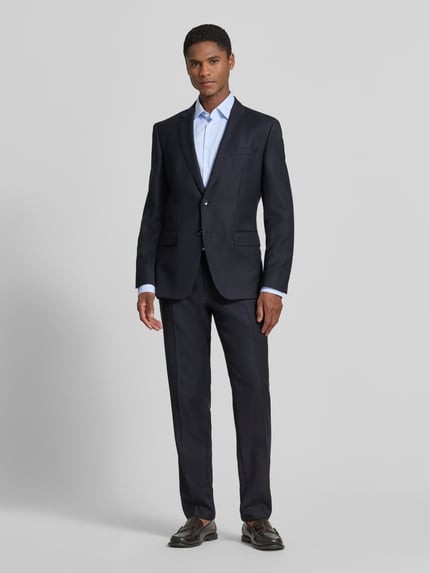 Männermodel trägt Slim Fit Freizeithemd mit Kentkragen von Jake*s aus Reine Baumwolle, hellblau, Ganzkörperansicht von vorne. Rückenlänge bei Größe 39/40: 79 cm, Schulterbreite: 47 cm, Ärmellänge: 68 cm, Langärmeliges Design, durchgehende Knopfleiste.