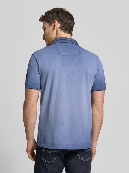 Männermodel trägt Regular Fit Poloshirt mit Label-Stitching von PME Legend aus Reine Baumwolle, Rückenansicht, Ganzkörperansicht Rückansicht.
