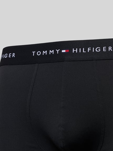 Männermodel trägt Boxershorts mit elastischem Bund mit Logo-Intarsien im 3er-Pack von Tommy Hilfiger, Optik: Unifarben, Passform: Skinny-Fit, Applikation: Label-Schriftzug, Bundabschluss: elastischer Bund mit Logo-Intarsien, Materialverarbeitung: Stretch, Multipack:3er-Pack, Nahaufnahme Hüfte.