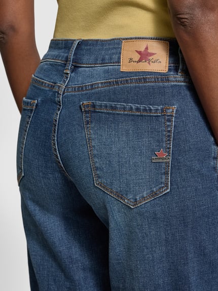 Vrouwenmodel draagt Jeansshorts mit Umschlag Modell 'Italy' van Buena Vista, katoenmix met viscose, straight fit, steekzakken, close-up achterkant
