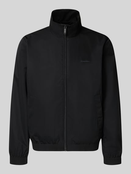 Produktfoto, schwarze Jacke mit Stehkragen und Reißverschluss von CK Calvin Klein, glatte Textur, Regular Fit, schlichte Optik