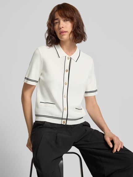 Frauenmodel trägt Cardigan aus Viskose-Mix mit 1/2-Arm von Jake*s Collection, Slim Fit, Kontraststreifen, Nahaufnahme Oberkörper.
