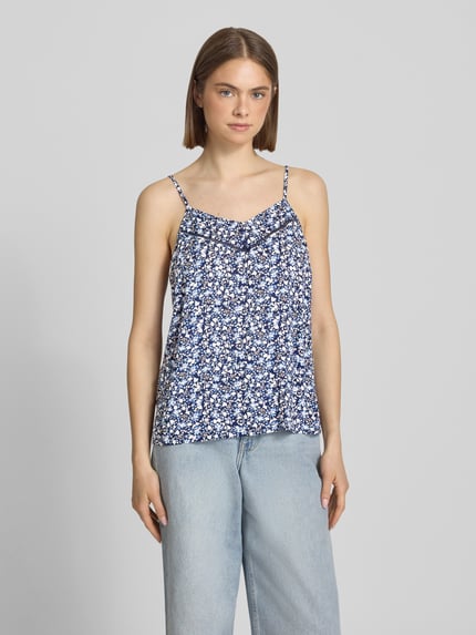 Modelka kobieca nosi Regular Fit Blusentop aus reiner Viskose Modell 'NALA LIFE' od Only, krój regular fit, wzór allover, niebiesko-białe kwiaty, V-dekolt, cienkie regulowane ramiączka, materiał: czysta wiskoza, widok całej sylwetki z przodu.