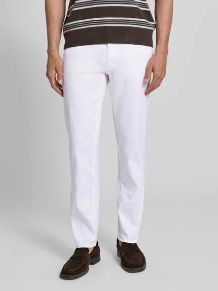 Mężczyznamodel nosi Regular Fit Stoffhose aus Baumwoll-Leinen-Mix Modell 'CADIZ' von Brax, unikatowa biała struktura, pięć kieszeni, pasek, łata z logo, zapięcie na guzik i zamek, krój regular fit, widok przód, zbliżenie na dolną część ciała.