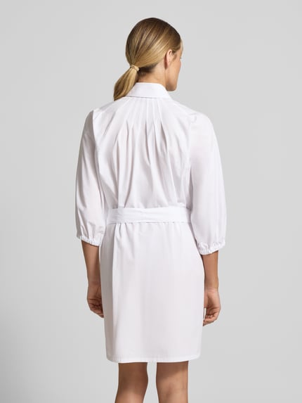 Frauenmodel trägt Ausgestelltes Hemdblusenkleid aus reiner Baumwolle Modell 'KILONI' von HUGO, uni, Popeline, Bindegürtel, Mini, 3/4-Arm, Ganzkörperansicht Rückansicht