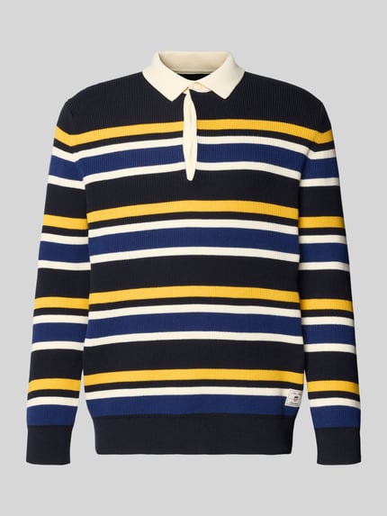 Produktfoto, Strickpullover mit Polokragen und Label-Patch von Gant, mieszanka bawełny, prosty krój, kołnierzyk polo, listwa guzikowa, naszywka z logo, kolor granatowy z żółtymi, białymi i niebieskimi pasami, długość tyłu w rozmiarze M: 68 cm, długość rękawów: 66 cm