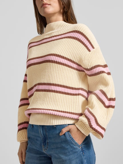 Vrouwenmodel draagt Regular Fit Gebreide pullover uit katoenmix van s.Oliver RED LABEL, effen look, meerkleurig, gestreept patroon, col, ballonmouwen, geribde rompen mouwboord, applicatie met labelstitching, breiwerktextuur, Ganzkörperansicht van voren.