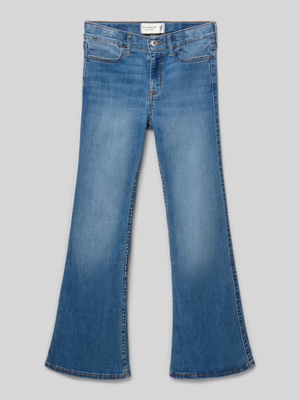 Produktfoto, High Waist Flared Jeans mit Eingrifftaschen von Abercrombie&Fitch in mittelblauem Denim, reine Baumwolle, ausgestellter Schnitt, glatte Textur, sichtbare Nähte, geeignet für Kinder, Bundweite 34 cm, Innenbeinlänge 64 cm