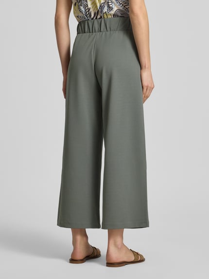 Frauenmodel trägt Culotte mit elastischem Bund Modell 'Siham' von Soyaconcept im Material-Mix mit Stretch-Anteil, Wide Leg, Ganzkörperansicht Rückansicht.