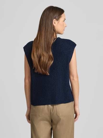 Frauenmodel trägt Loose Fit Strickweste mit Knopfleiste Modell 'Everest' von Neo Noir, dunkelblau, Damen, Rückenlänge 55 cm, Ganzkörperansicht Rückansicht.