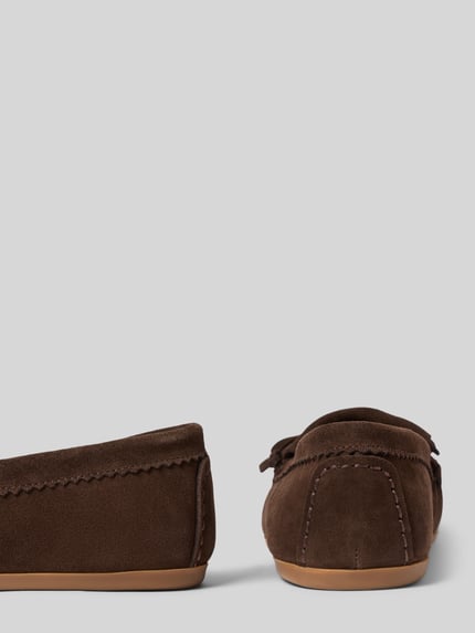 Produktfoto, Mokassins aus echtem Leder mit Zierschleife von INUOVO in Dunkelbraun, abgerundete Passform, flacher 1 cm Absatz, Struktur aus weichem Wildleder, dekorative Nahtdetails, Schafthöhe 6 cm, Schaftweite 14 cm.