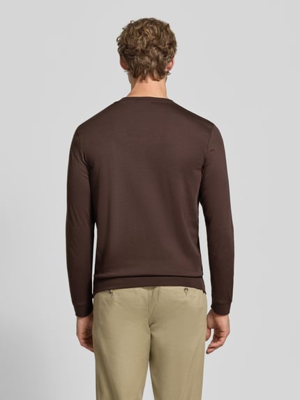 Männermodel trägt Regular Fit Longsleeve aus reiner Baumwolle Modell 'Pima' von RAGMAN in Braun, Rückenansicht, Kontext Herren Longsleeve von RAGMAN, reine Baumwolle, Regular Fit, Rundhalsausschnitt, Rückenlänge bei Größe M 69 cm