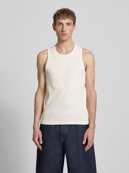 Männermodel trägt Slim Fit Tank Top aus Baumwoll-Mix von Marc O'Polo Denim, unifarbenes Rippstrick, Label Patch, Ganzkörperansicht von vorne.