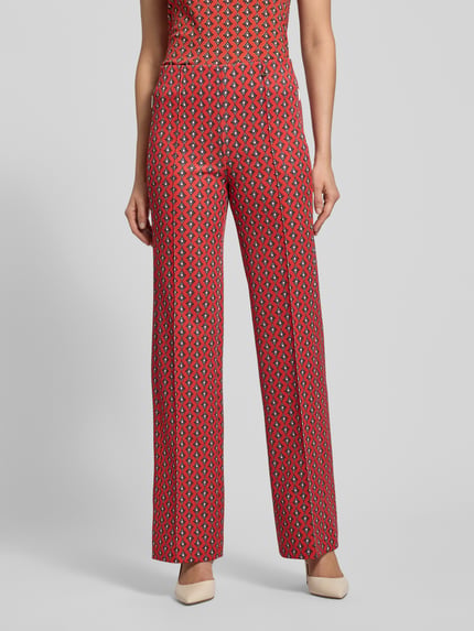 Frauenmodel trägt Hose im Allover-Look mit elastischem Bund von Marc Cain, buntes grafisches Muster, Regular Fit, Nahaufnahme Oberkörper.