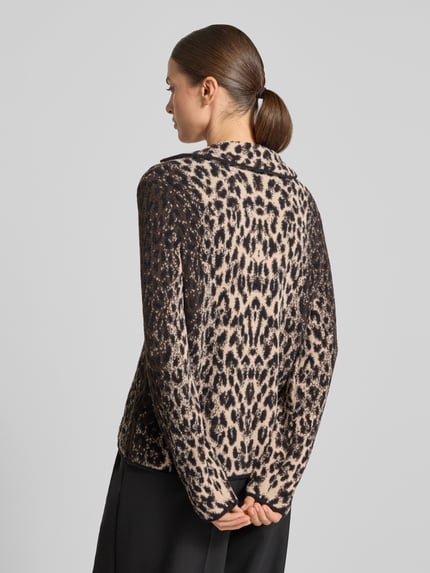 Frauenmodel trägt Strickjacke im Allover-Look von monari, Regular Fit, Reverskragen, V-Ausschnitt, Tiermuster, Ganzkörperansicht Rückansicht.