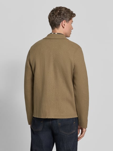 Männermodel trägt Regular Fit Hemdjacke mit Zweiwege-Reißverschluss Modell 'HANNES' von Samsøe Samsøe aus Leinen in Beige, Rückenansicht.