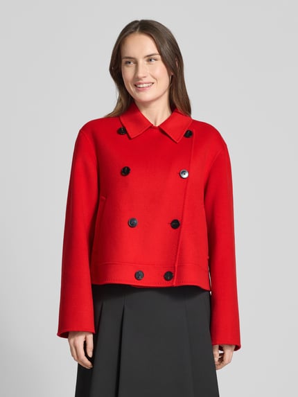 Frauenmodel trägt Regular Fit Jacke mit Umlegekragen von Windsor in Rot, doppelte Knopfleiste, Eingrifftaschen, Nahaufnahme Oberkörper.