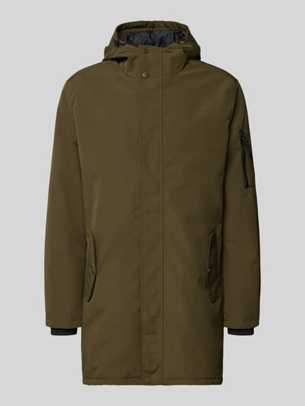 Produktfoto, Jacke mit Kapuze von MCNEAL, olivgrün mit Kapuze, verdecktem Reißverschluss, Pattentaschen, Reißverschlusstasche am Ärmel, Regular Fit, Rückenlänge 99 cm, Schulterbreite 48 cm, Brustweite 62 cm, Ärmellänge 67 cm, glatte Textur
