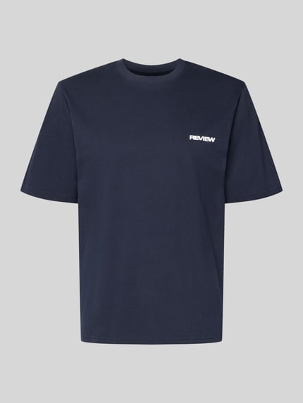 Produktfoto, dunkelblaues T-Shirt mit Logo und Rundhalsausschnitt von REVIEW, Baumwoll-Viskose-Mix, Regular Fit, neutraler Hintergrund