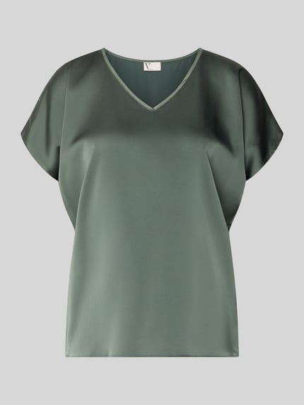 Produktfoto, Blusenshirt aus Satin mit V-Ausschnitt von V by Vera Mont in sanftem Grün, seidig glänzende Oberfläche, Regular Fit, Kappärmel, Rückenlänge 61 cm bei Größe 36.