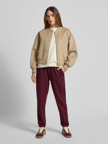 GANT Spodnie dresowe o kroju slim fit z naszywką z logo model ‘Tonal’ Bordowy 1