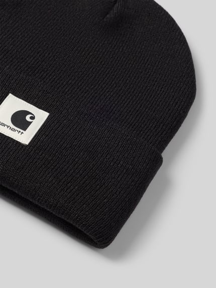 Produktfoto, schwarze grob gestrickte Beanie mit Label-Patch Modell 'Ashley' von Carhartt Work In Progress auf grauem Hintergrund, Damen Beanie