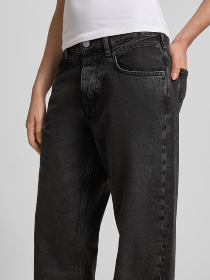 Frauenmodel trägt Boyfriend Fit Barrel Jeans aus reiner Baumwolle Modell 'CRAFT' von Pepe Jeans, Damen Barrel Jeans, Nahaufnahme Oberkörper.