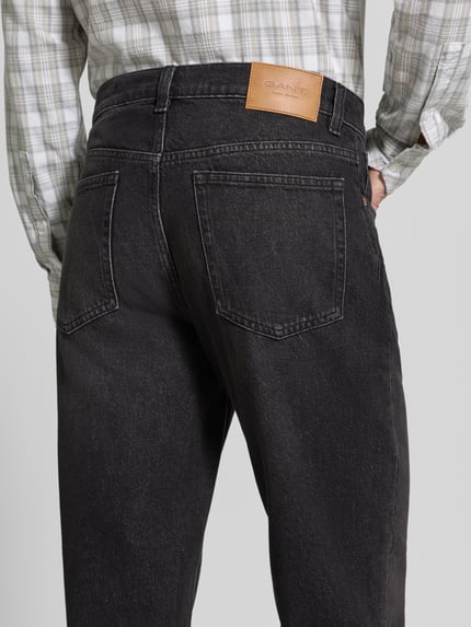 Mężczyznę nosi jeansy Straight Fit Jeans aus Baumwoll-Viskose-Mix von GANT, kolor czarny, tekstura gładka, detal tylnej części, Ganzkörperansicht Rückansicht. Herren Straight Fit Jeans von GANT