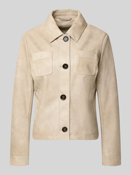 Vrouwenmodel draagt Regular Fit Jacke in leerlook van Amber & June in licht beige met platte kraag, borstzakken en knoopsluiting, vooraanzicht, context: dames jack, ruglengte maat 36 54 cm, schouderbreedte 42 cm, borstwijdte 52 cm, mouwlengte 63 cm.