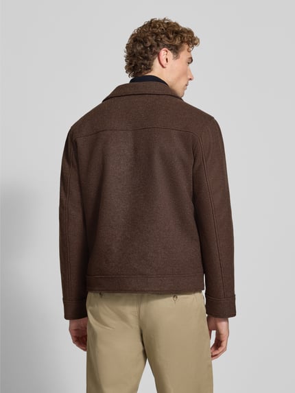Männermodel trägt Regular Fit Jacke mit Viskose-Anteil von MCNEAL in Braun, Material-Mix, Umlegekragen, Ganzkörperansicht Rückansicht