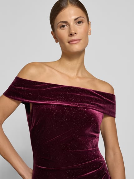 Christian Berg Cocktail Maxikleid aus Samt im Off-Shoulder-Look Aubergine 3