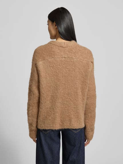 Vrouwenmodel draagt Strickpullover met geribde boorden van Smith and Soul, bruine kleur, losse pasvorm, mix van wol, achterkant, volledige lichaamsweergave.