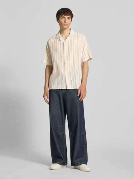 Männermodel trägt Regular Fit Freizeithemd mit Reverskragen Modell 'HOWIE' von Redefined Rebel in gestreiftem Allover-Look, Reine Baumwolle, Ganzkörperansicht von vorne.