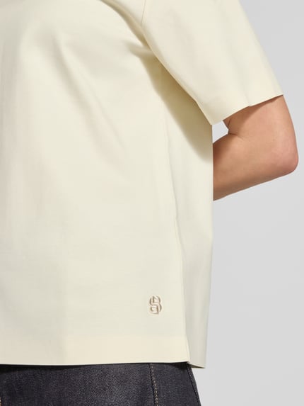 Kobiece modelka nosi Relaxed Fit T-shirt aus reiner Baumwolle Modell 'EHARPA' od BOSS, jednokolorowy, wyhaftowane logo, okrągły dekolt, krótki rękaw, czysta bawełna, detal, zbliżenie na górną część ciała