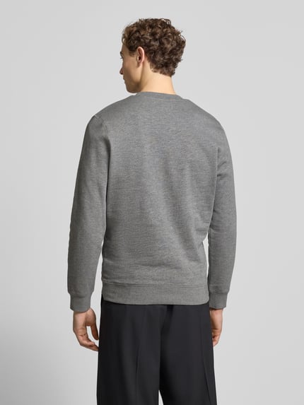 Männermodel trägt Regular Fit Sweatshirt aus reiner Baumwolle von Marc O'Polo, Optik: Unifarben, Label-Patch, Ganzkörperansicht Rückansicht.