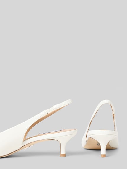 Productfoto, Pumps met gestructureerde zool model 'Kari' van Steve Madden, spitse vorm, elastische inzet, witte kleur, hakhoogte 6 cm.