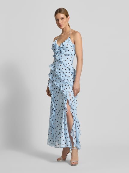 Frauenmodel trägt Maxikleid mit Volants Modell 'Kimberley' von Forever New, hellblauer Chiffon mit schwarzen Punkten, A-Linie, Ganzkörperansicht von vorne.