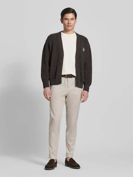 Männermodel trägt Slim Fit Hose aus Baumwoll-Mix Modell 'H-GENIUS' von BOSS, Optik: Unifarben, Ganzkörperansicht von vorne.