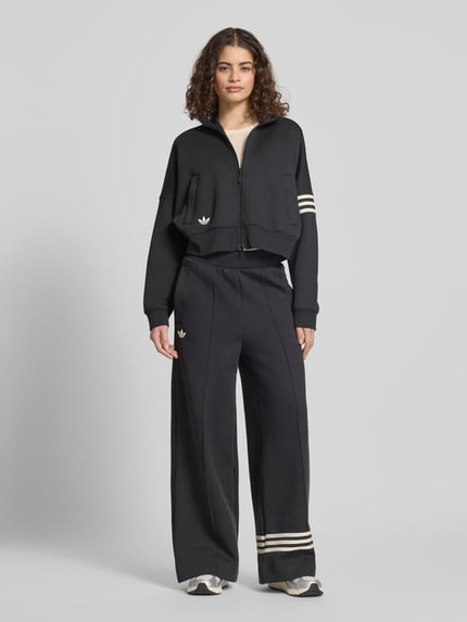 Frauenmodel trägt Regular Fit Sweatjacke aus Baumwoll-Mix von adidas Originals in Optik: Unifarben, Materialverarbeitung: Sweat, Ganzkörperansicht von vorne.
