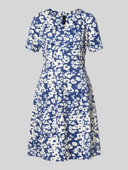 Produktfoto, Knielanges Kleid im Allover-Look mit V-Ausschnitt von Marc Cain, blau-weißes Muster, A-Linie, Material-Mix mit Stretch-Anteil