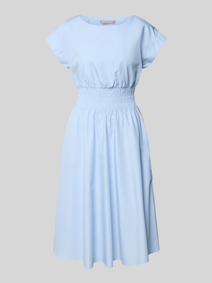 Produktfoto, Knielanges Kleid mit Rundhalsausschnitt von Christian Berg Woman Selection in Hellblau, taillierter Schnitt, elastisches Taillenband, glatte Baumwoll-Mischung, Kappärmel, knieumspielende Silhouette