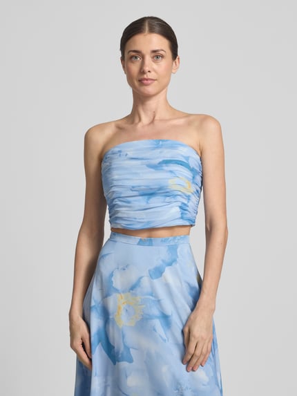 Vrouwenmodel draagt Bandeau-Top met plooien van Jake*s Cocktail in blauw chiffon met nauwsluitend model, ruglengte maat 36: 21 cm, frontale bovenlichaam close-up.