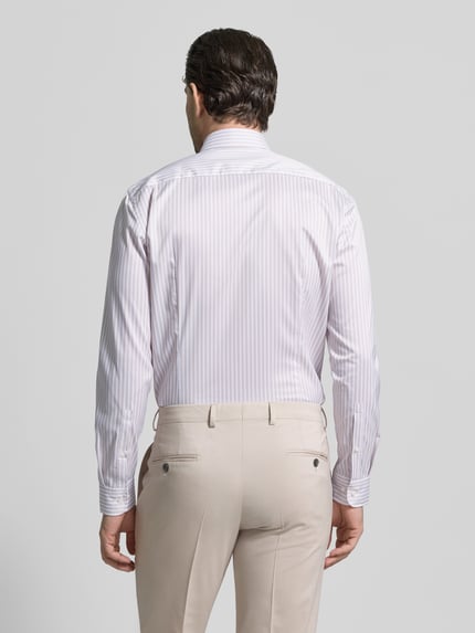 Männermodel trägt Slim Fit Businesshemd mit Kentkragen van Jake*s in lichtroze-wit gestreept, lange mouwen, rugaanzicht, elastische mix.