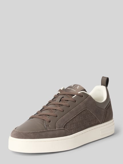 Produktfoto, Sneaker aus Leder Modell 'LONDON' von Armani Exchange für heren, braun mit labeldetail, vetersluiting, afgeronde punt, hakhoogte maat 44: 4 cm, schachthoogte maat 44: 8 cm, schachtbreedte maat 44: 9 cm, textuur glad leer, witte zool