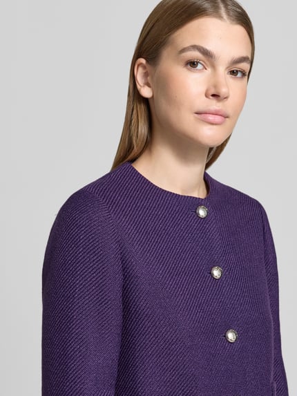 Frauenmodel trägt Kurzblazer mit goldfarbenen Zierknöpfen von JOOP!, unifarben, strukturierte Webware, Rundhals, Nahaufnahme Oberkörper.