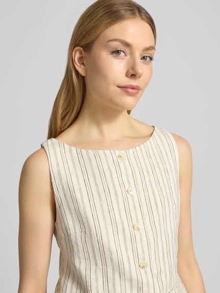Frauenmodel trägt Leinenweste mit Paspeltaschen Modell 'LOVES' von Samsøe Samsøe in Creme mit feinen Streifen, Nahaufnahme Oberkörper, Regular Fit, Rundhalsausschnitt, reine Leinenstruktur.