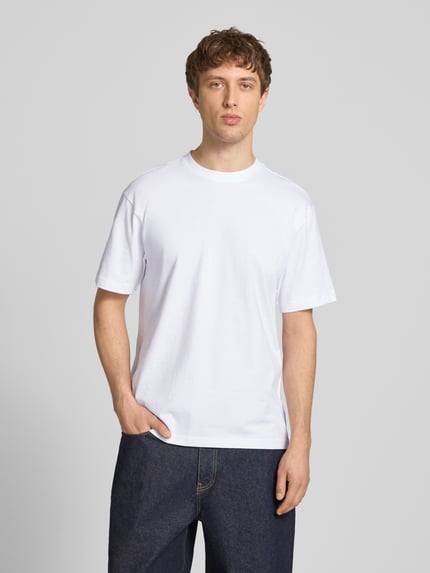 Männermodel trägt Relaxed Fit T-Shirt aus reiner Baumwolle Modell 'FRED LIFE' von Only & Sons, Optik: Unifarben, Ganzkörperansicht von vorne.