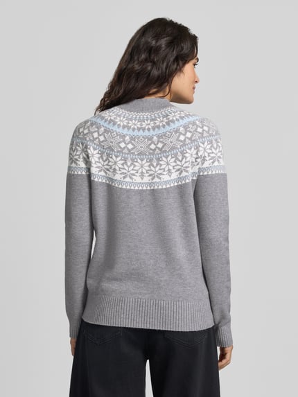 Kobieta prezentuje sweter z dzianiny 'Strickpullover aus Viskose-Mix mit Stehkragen' od Christian Berg Woman, Mieszanka wiskozy, krój slim fit, wzór na całej powierzchni, stójka, Długość tyłu w rozmiarze S: 60 cm, Długość rękawów w rozmiarze S: 64 cm, odcienie szarości i bieli, widoczne dzianinowe tekstury, widok całej sylwetki od tyłu.