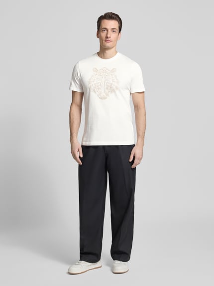 Männermodel trägt wit Heren T-shirt met ronde hals van Antony Morato, mix van katoen en elastaan, regular fit, motief, ruglengte maat M 69 cm, ganzkörperaanzicht van voren.